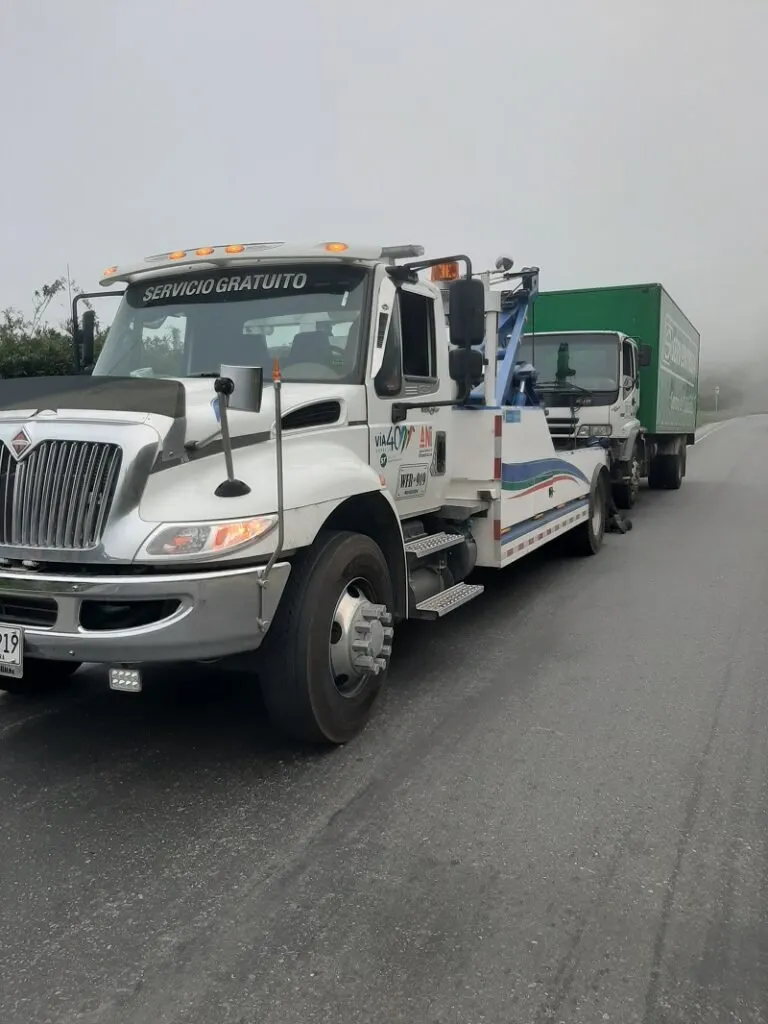 Asistencia vial de AutoGrúas La Sexta remolcando un vehículo en carretera nacional
