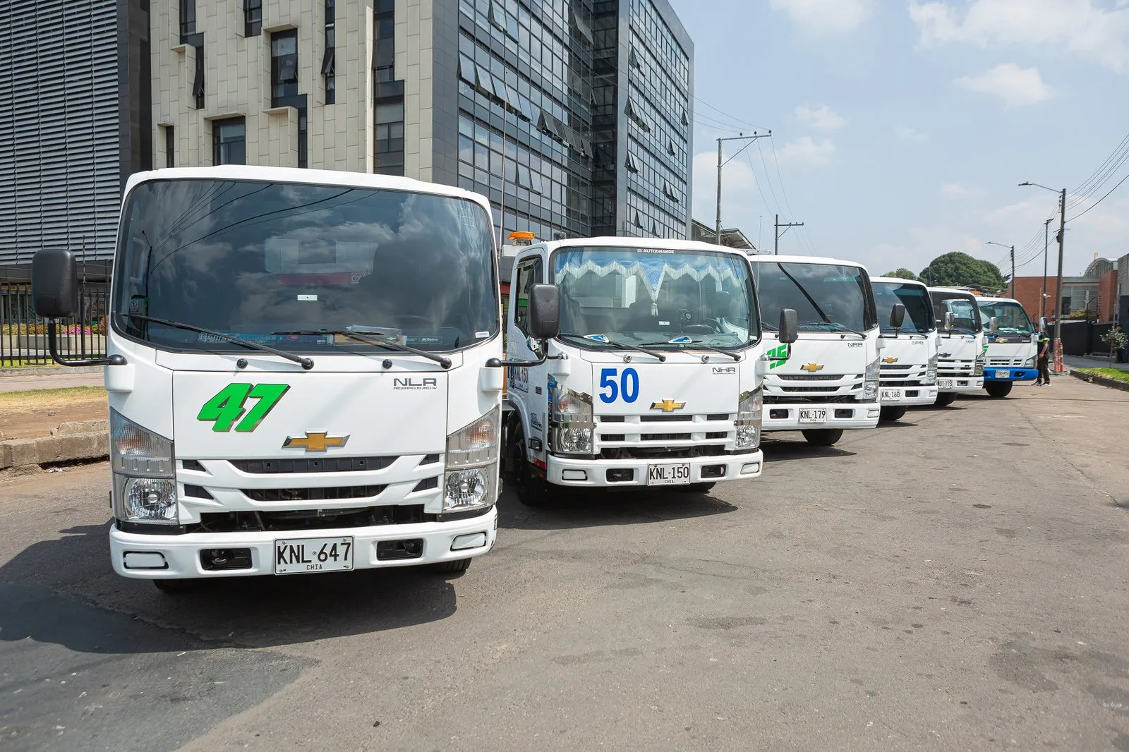 Flota de grúas de AutoGrúas La Sexta lista para el servicio en Bogotá